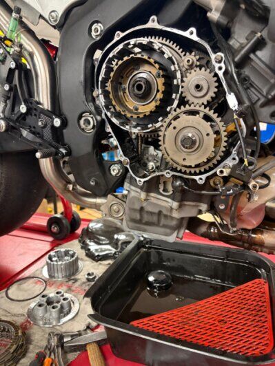 Mechaniker führt Inspektion an Motorrad durch