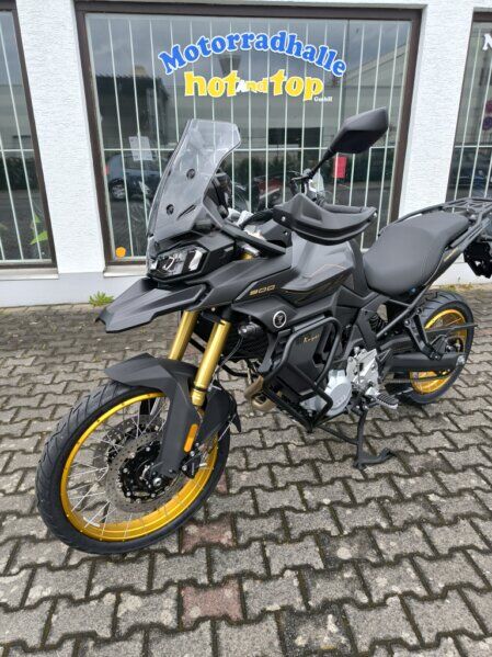 Motorrad wird für Transport verladen