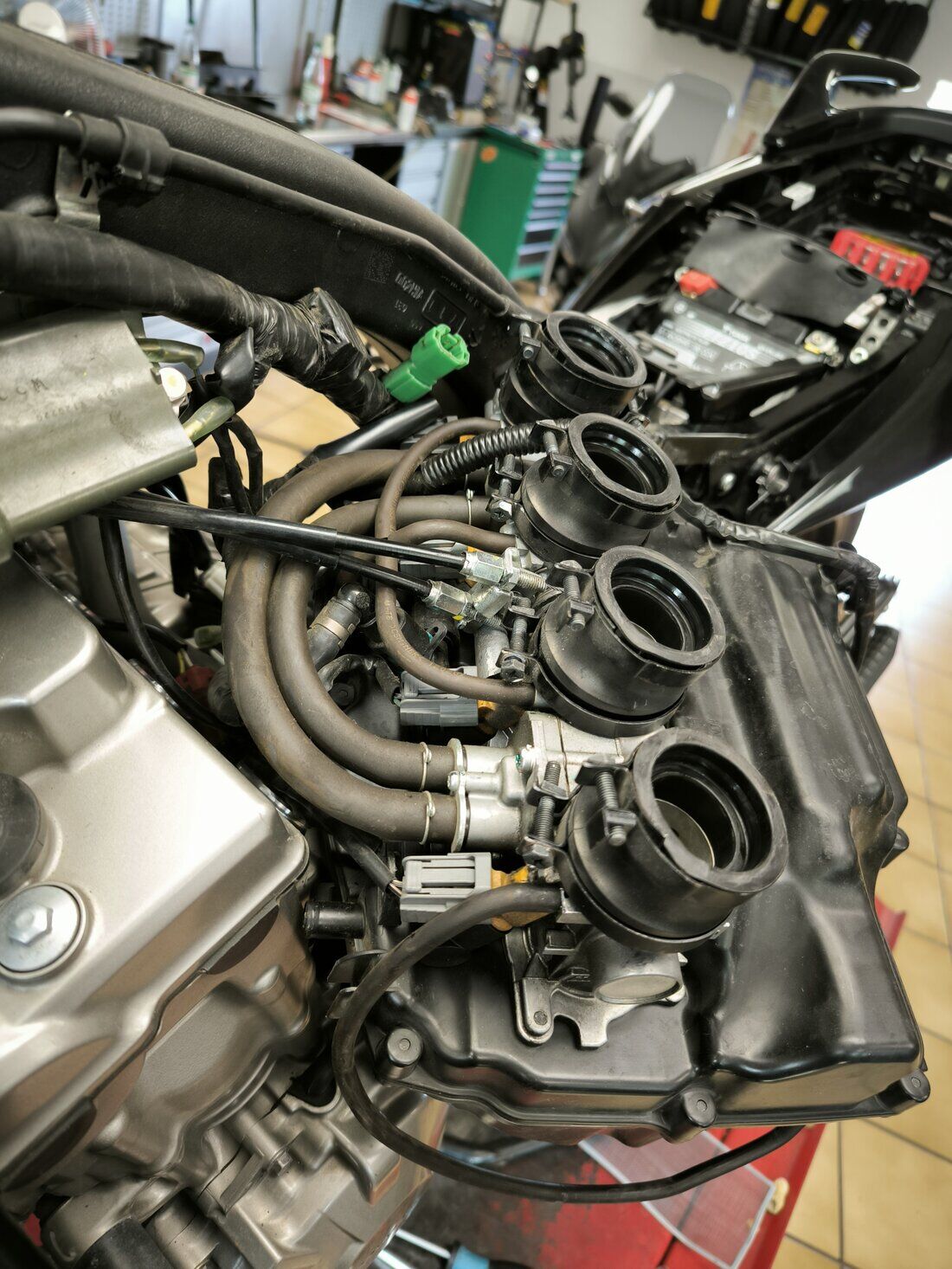 Mechaniker führt Inspektion am Motorrad durch