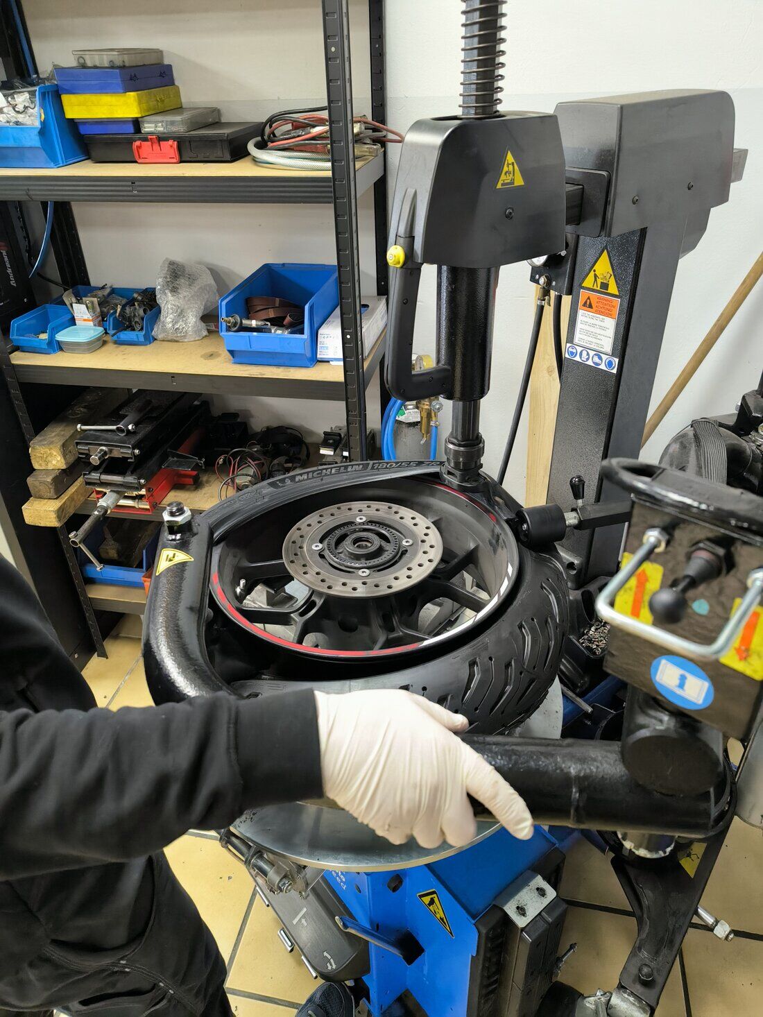 Reifenmontage an Maschine